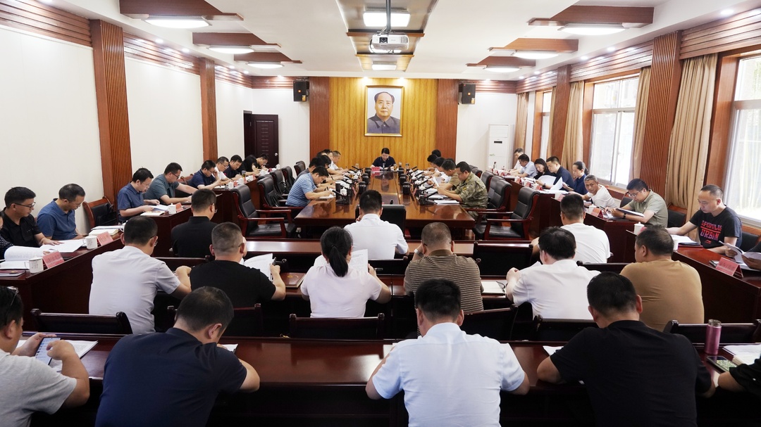 县委常委会召开会议 梁志平主持