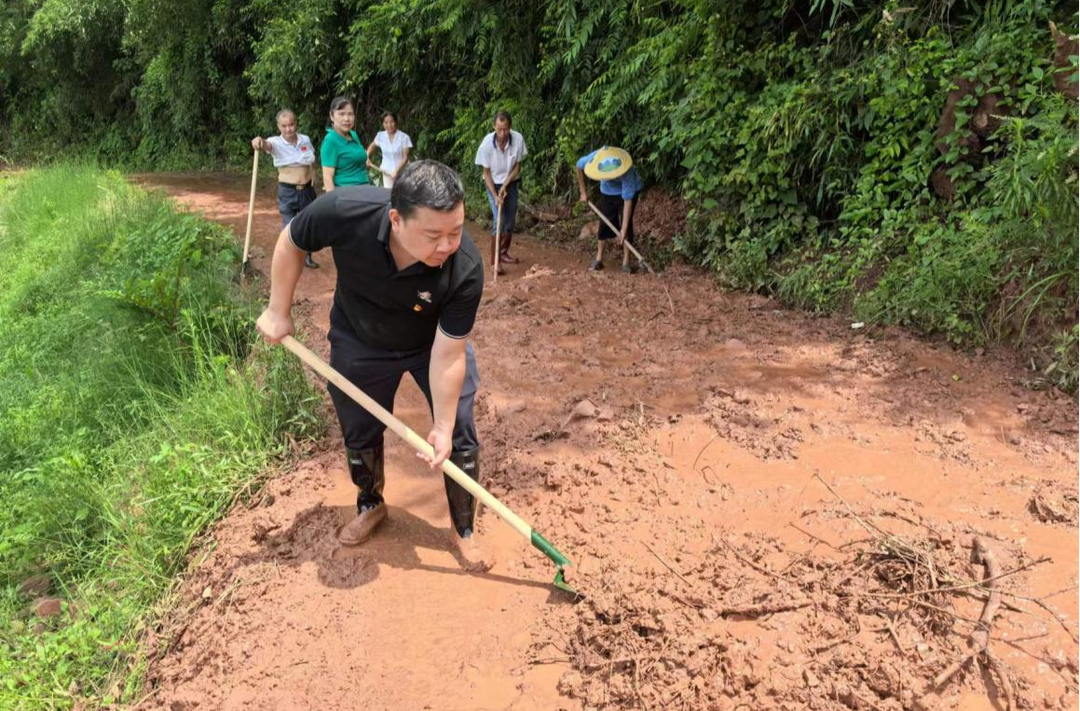 禾梨坳乡禾梨坳村：村支书当起群众“撑伞人”
