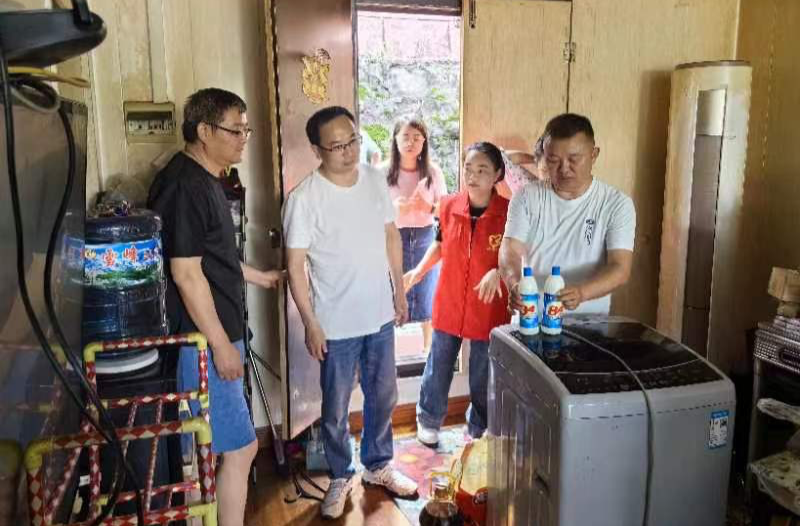芷江镇：灾后重建筑信心 爱心慰问送关怀