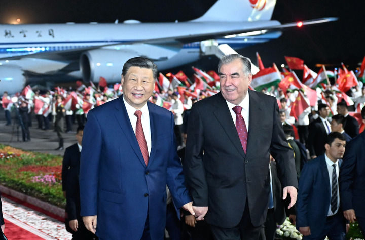 习近平抵达杜尚别开始对塔吉克斯坦进行国事访问