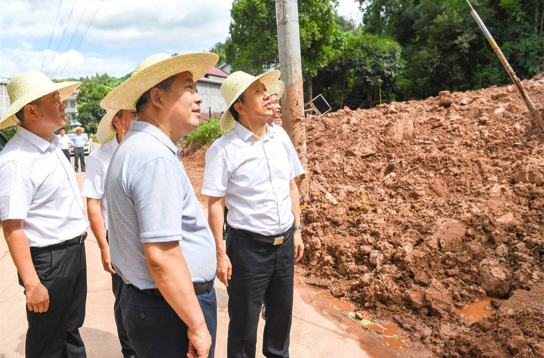 许忠建在麻阳检查指导灾后恢复重建工作时强调：切实保障受灾群众生活 抓紧抓好灾后恢复重建
