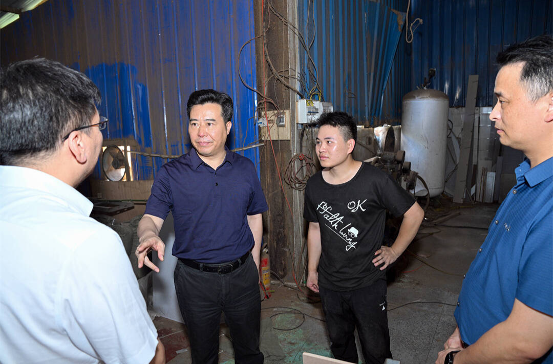 黎春秋在鹤城区新晃督导检查安全生产和灾后恢复重建工作时强调：坚决守住守牢安全发展底线 齐心协力推进灾后恢复重建