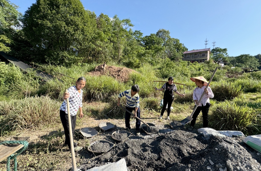 芷江镇：道路修缮换新颜 铺就群众幸福路