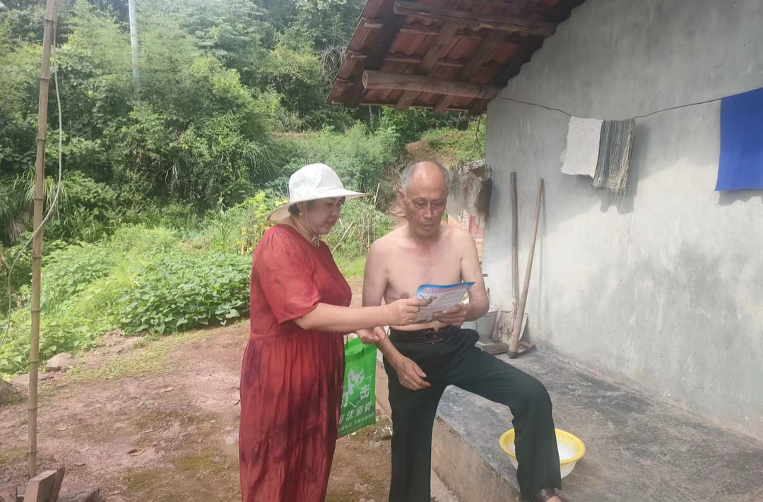晓坪乡开展防范非法集资宣传走访活动