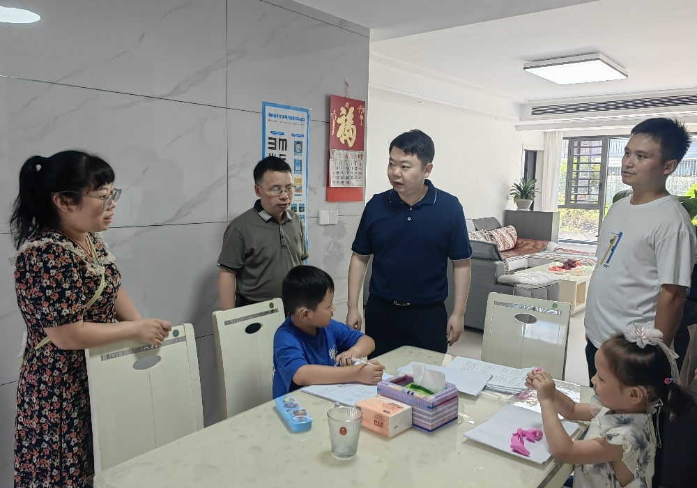 梁志平走访慰问困难党员