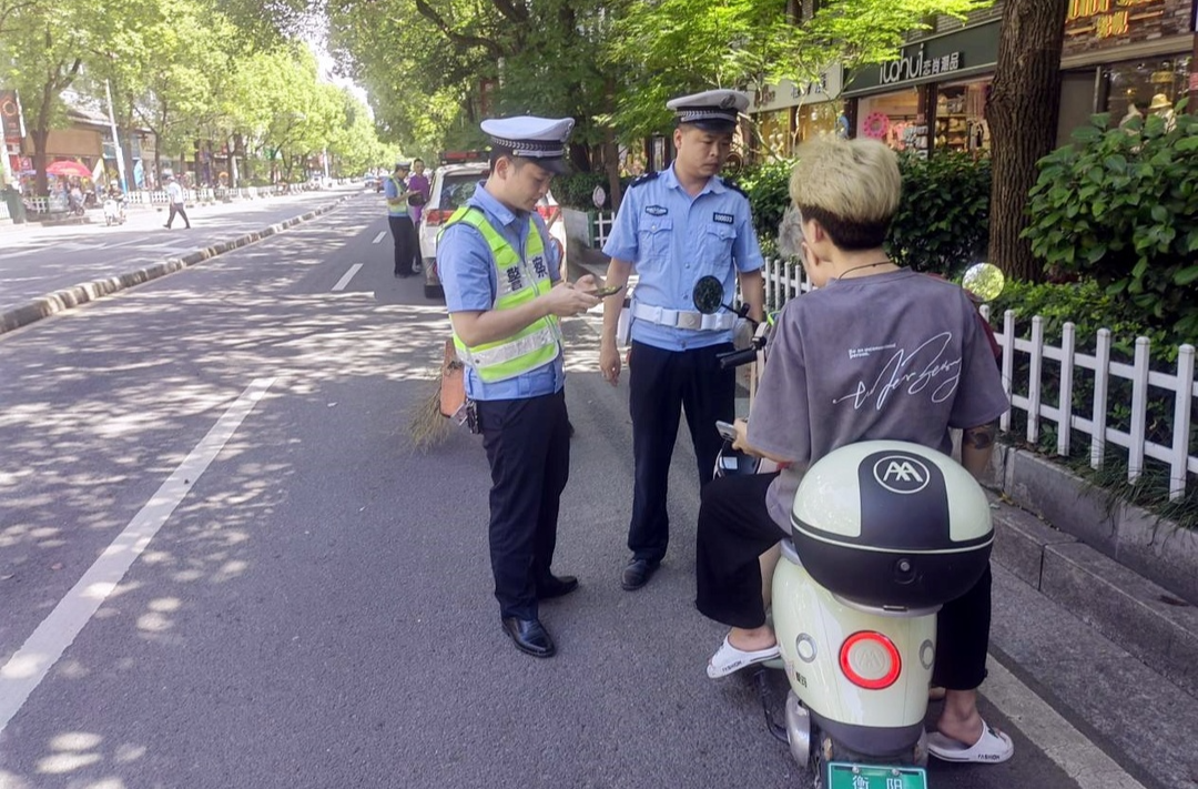 芷江公安交警守护当“夏” 全力推进道路交通安全整治工作