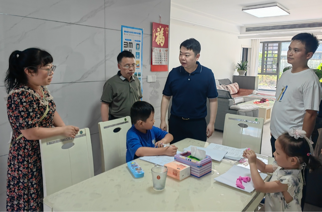 梁志平走访慰问困难党员