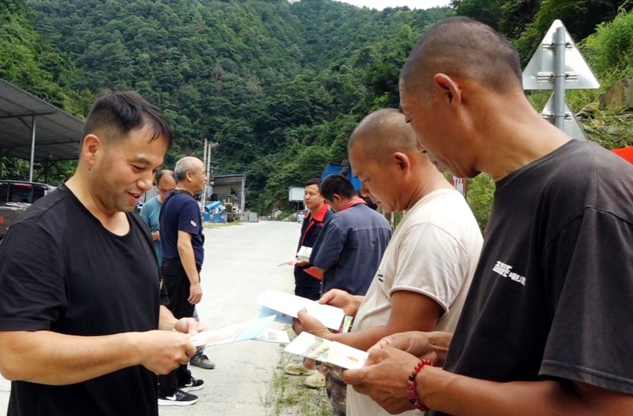 芷江自然资源局积极开展土地宣传日活动 强化耕地保护意识