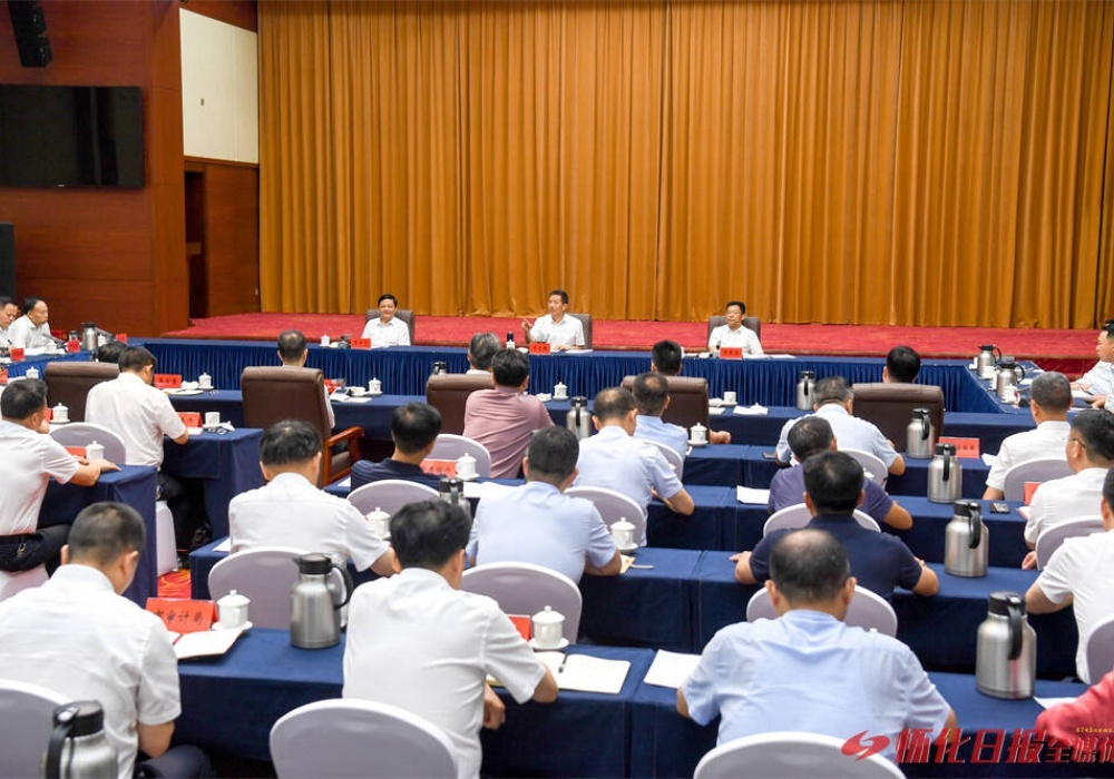 许忠建主持市委理论学习中心组集体学习