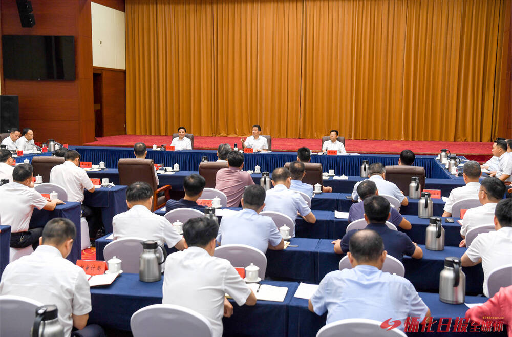 许忠建主持市委理论学习中心组集体学习暨党纪学习教育第四次专题学习