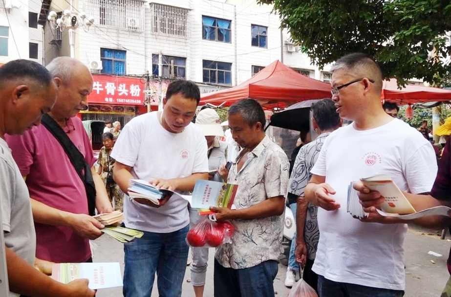 芷江自然资源局赴新店坪镇开展耕地保护宣传活动