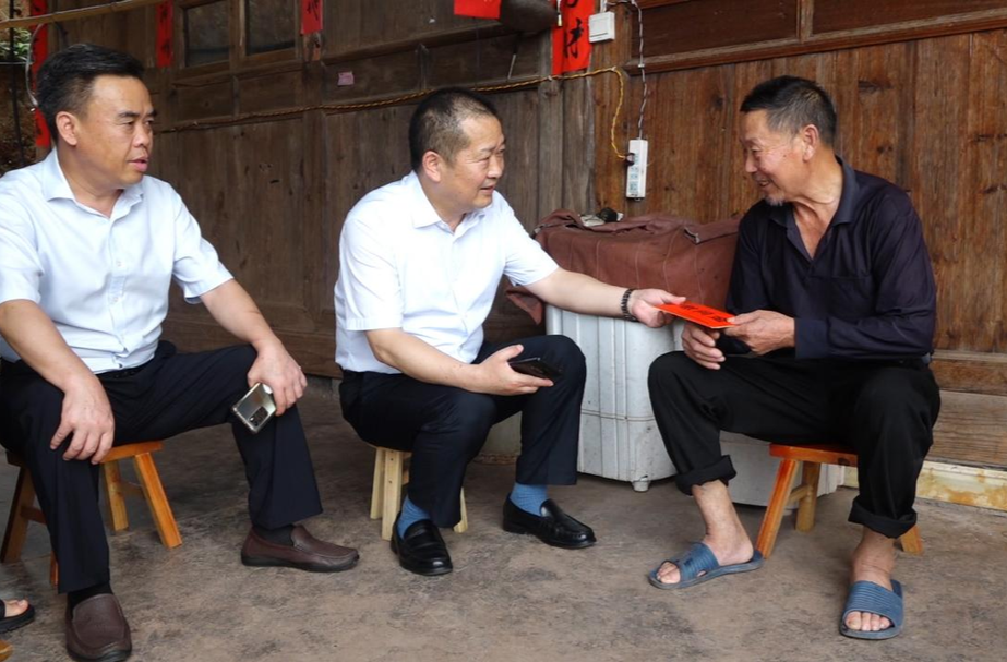 谭茂河到岩桥镇黄栗坳村走访慰问困难党员