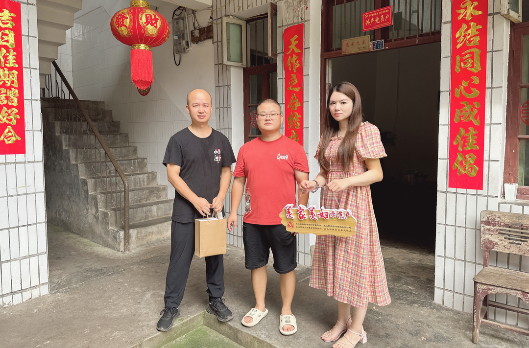 罗卜田乡：为“最美家庭”“美家美妇”颁发荣誉证书