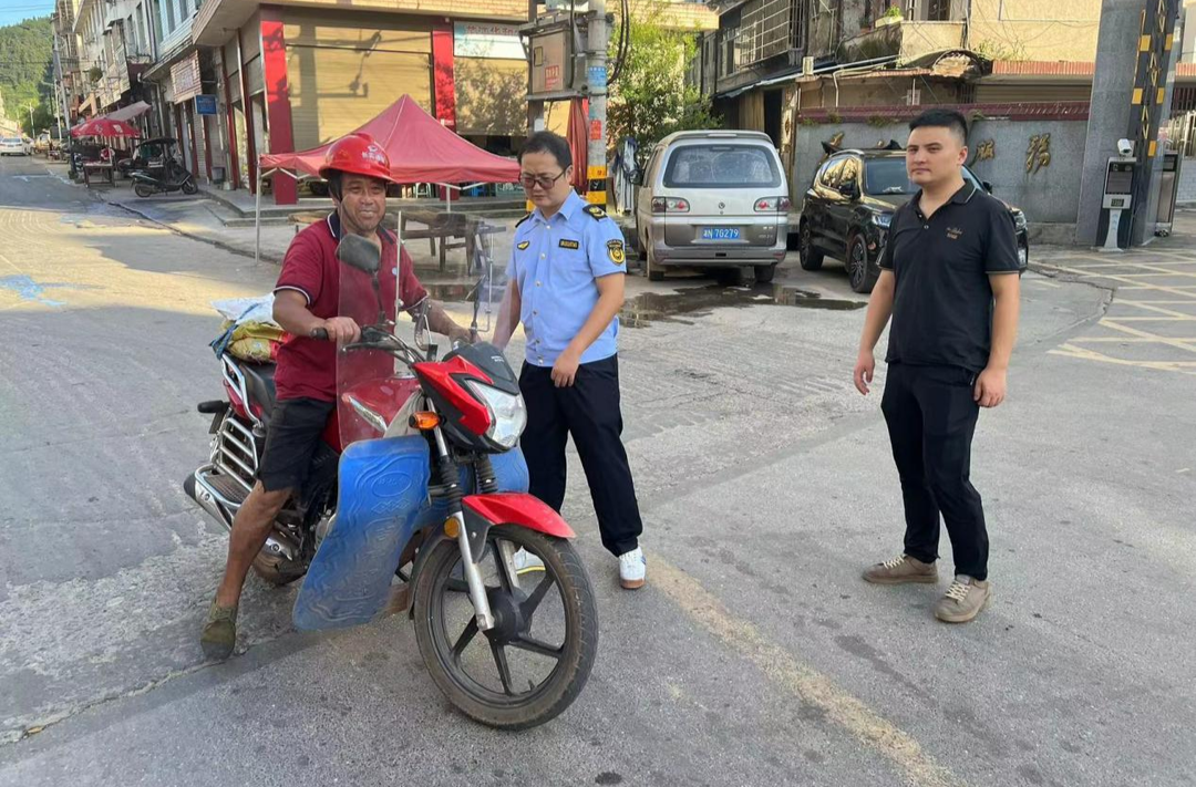 冷水溪乡：常态化开展道路交通安全劝导行动