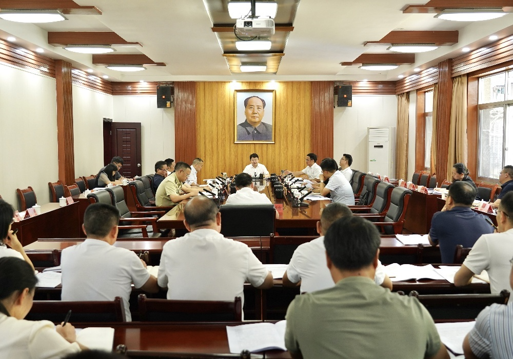 县委常委会会议召开 梁志平主持