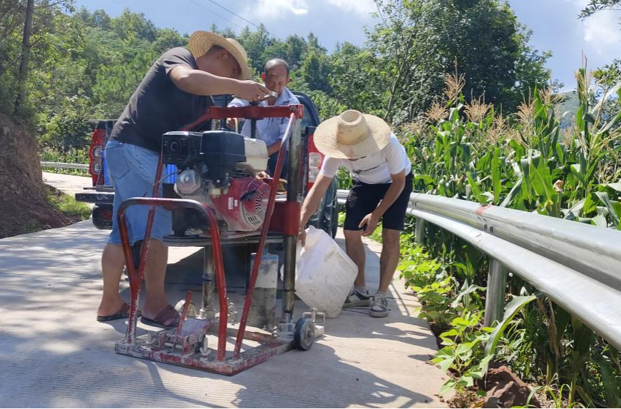 芷江交通质安：战高温 斗酷暑，为交通建设保驾护航