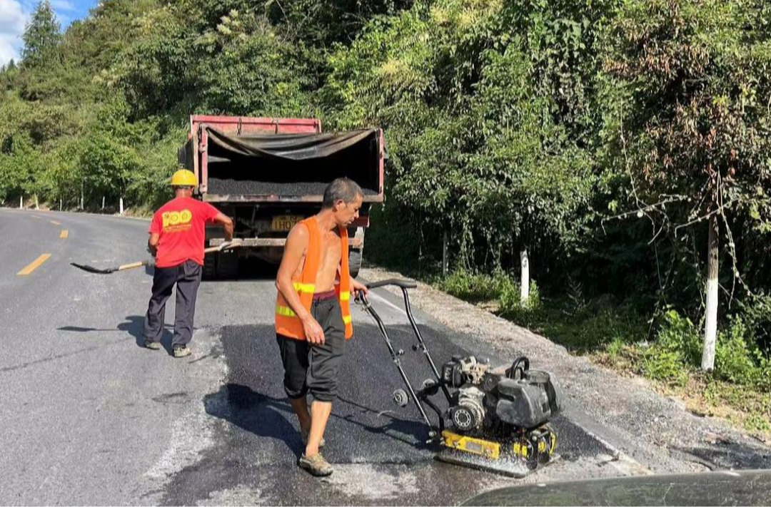 芷江公路建设养护中心：迎大“烤”，不服“暑”，全力以赴保畅通