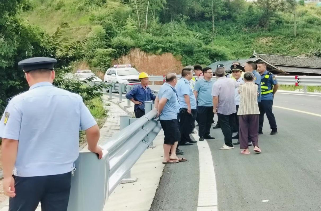 三道坑镇：下访到一线  解难在基层