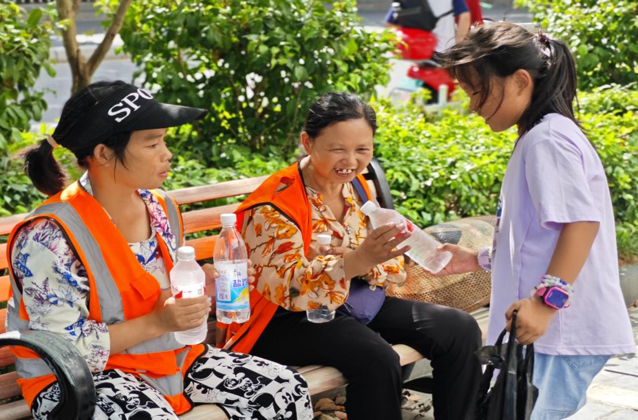 ﻿芷江新时代文明实践中心开展“送清凉”趣味手工活动