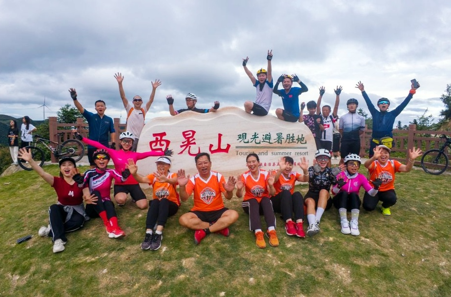 芷江西晃山成夏日休闲胜地 迎来旅游高峰