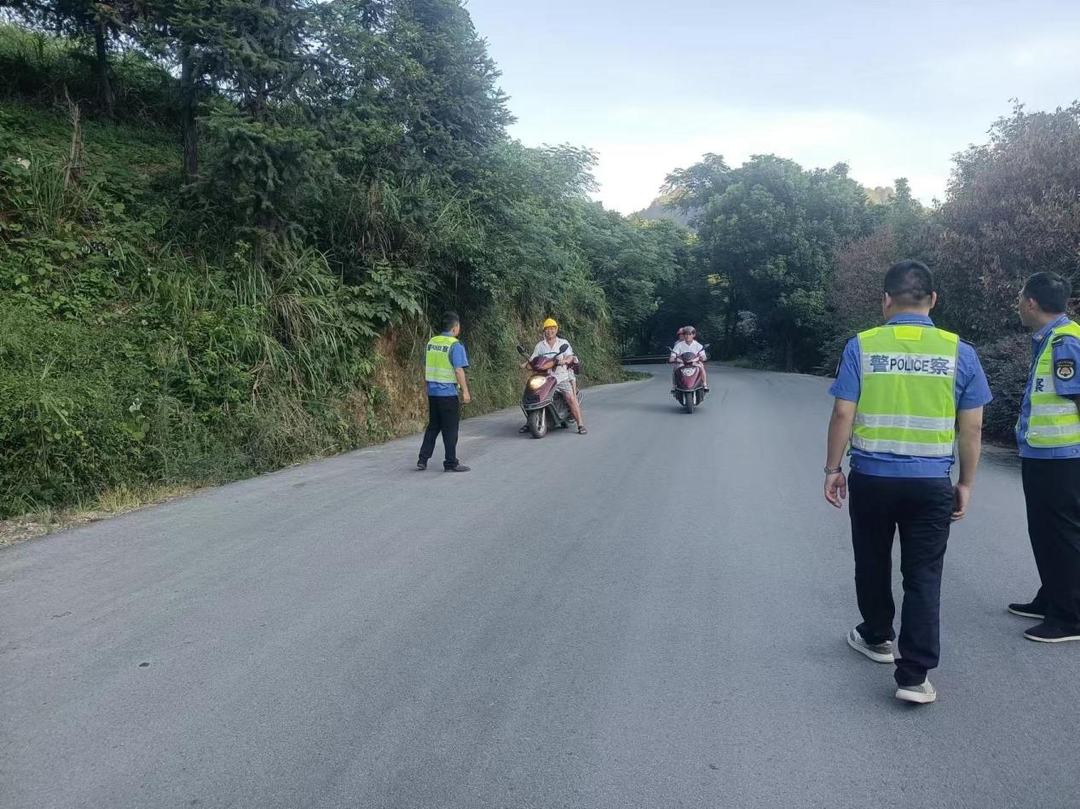 牛牯坪乡：开展执勤劝导 确保道路交通安全