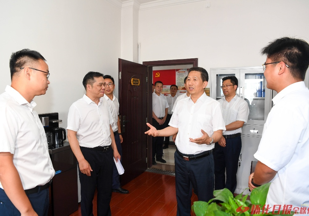 许忠建专题调研社会工作并接待来访群众