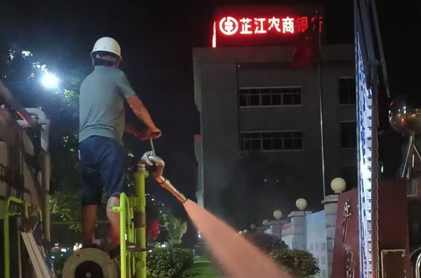 城管执法局加强夏季绿植养护浇水抗旱不停歇