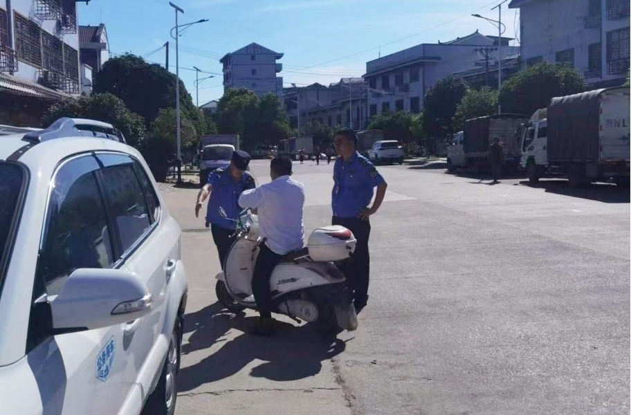 罗旧镇：交通劝导在路上，守护群众“安全行”