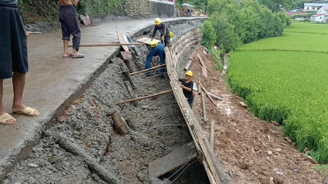 芷江镇垅口村：干群齐心抢修道路塌方