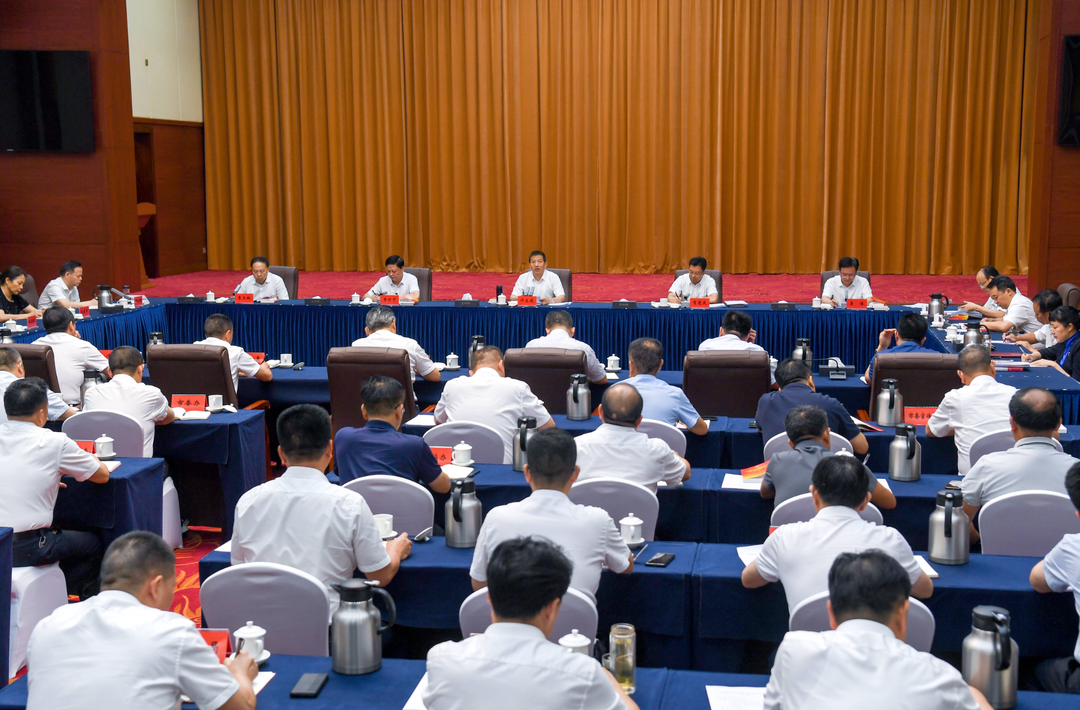 许忠建主持市委理论学习中心组集体学习