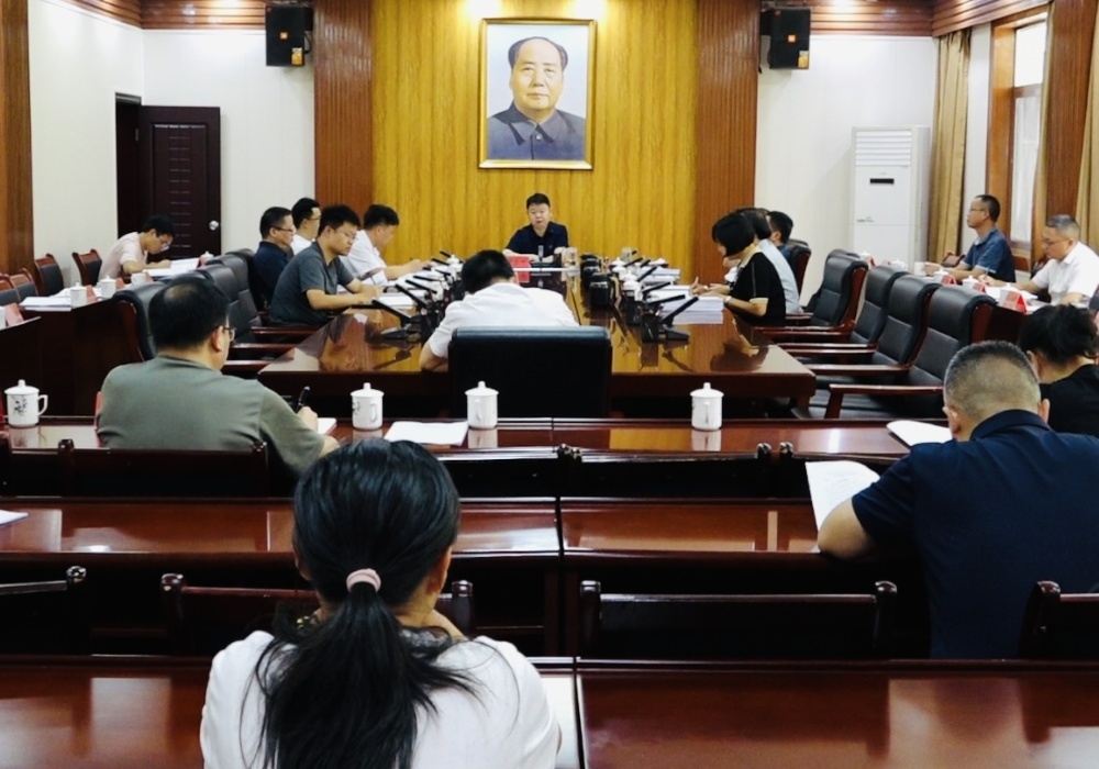 县委常委会会议召开 梁志平主持