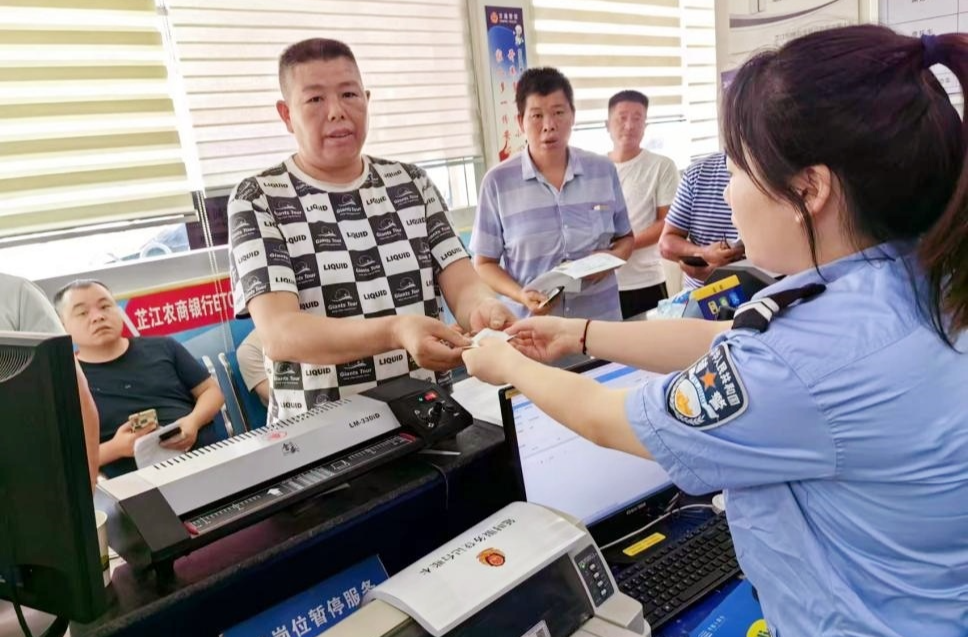 芷江交警：多措并举应对暑期牌证业务高峰