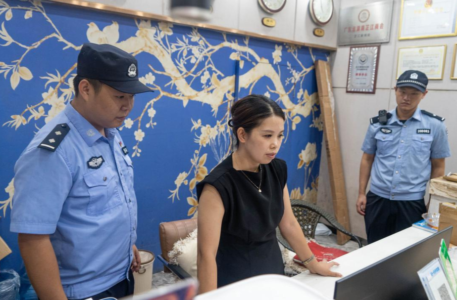 芷江公安开展“夏季行动”第二次夏夜治安巡查宣防集中统一行动