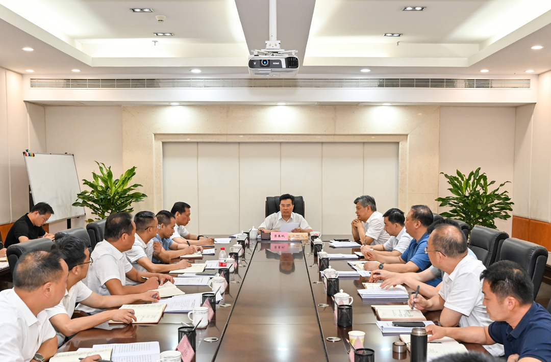 ​黎春秋在听取市产业投资集团、市城发集团经营情况汇报时要求：以深化改革推动国资国企做强做优做大