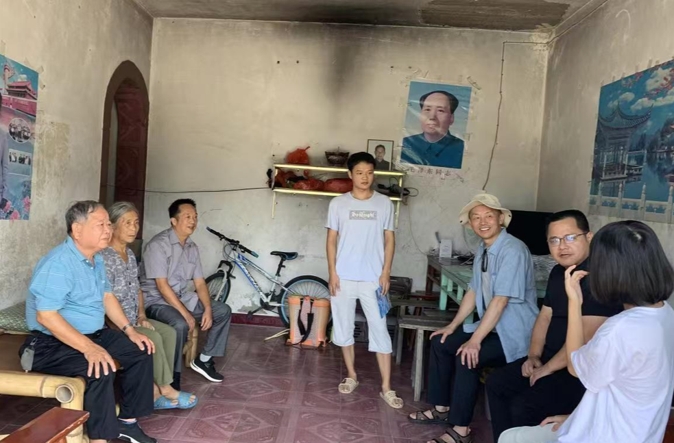 爱心走访暖学子 真情关怀助成长