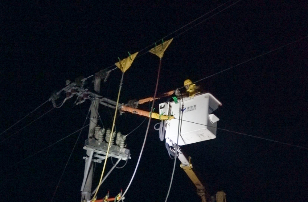 芷江：夜间带电作业 守护夏日清凉