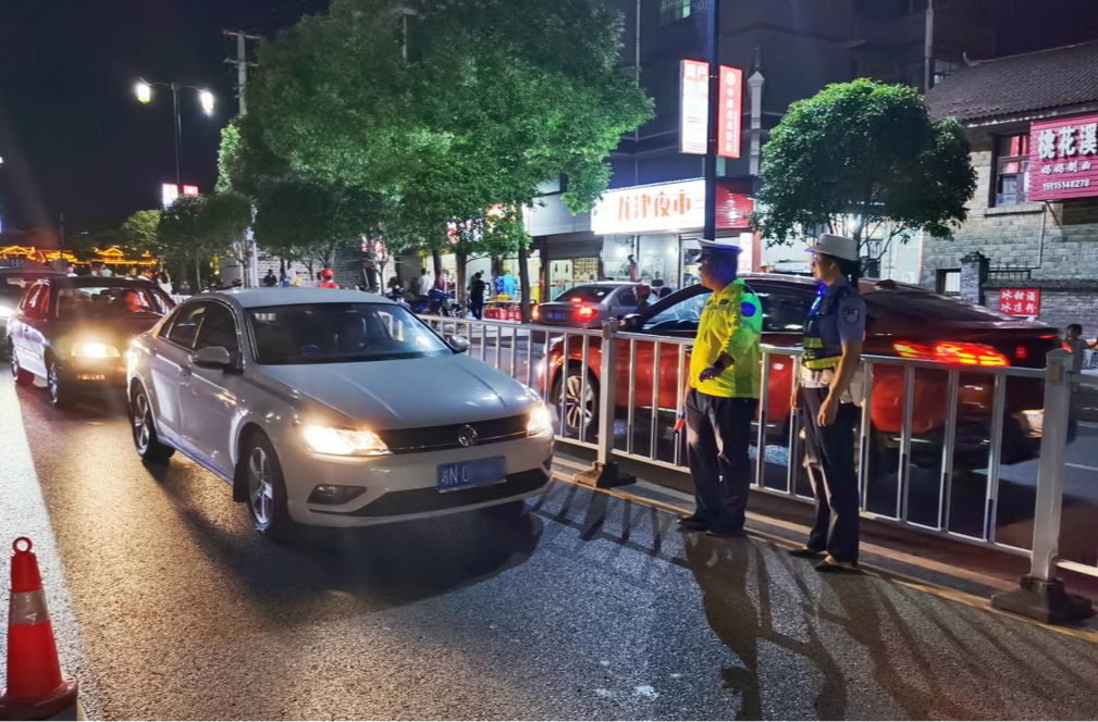 芷江交管中心持续开展夜查整治行动