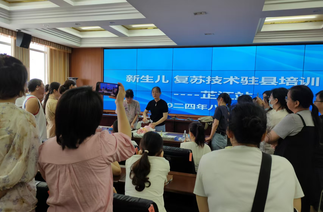 市级专家来芷江开展新生儿复苏技术培训