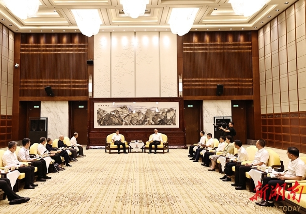 毛伟明与出席马王堆汉墓发掘50周年研讨会嘉宾座谈