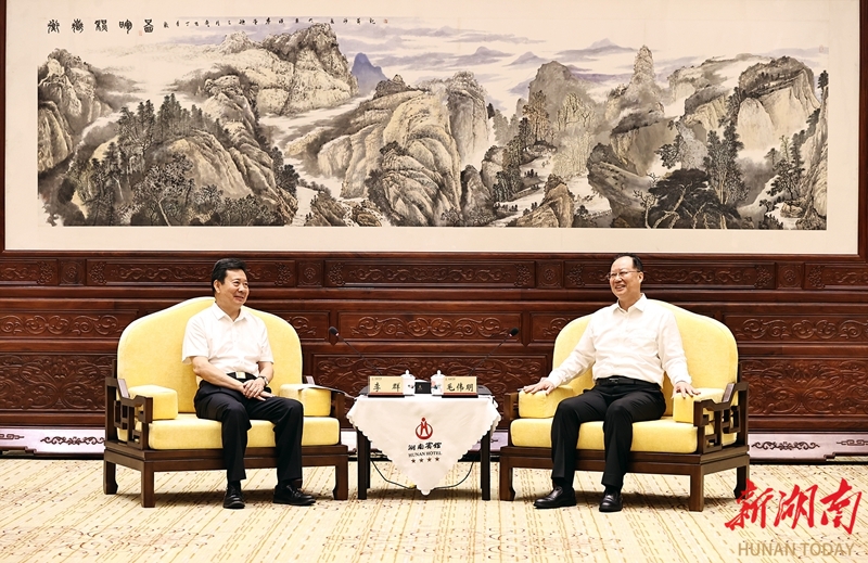 毛伟明与出席马王堆汉墓发掘50周年研讨会嘉宾座谈