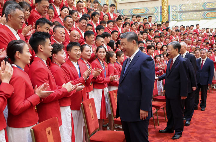 习近平在接见第33届奥运会中国体育代表团时强调 戒骄戒躁 再接再厉 为建设体育强国再立新功