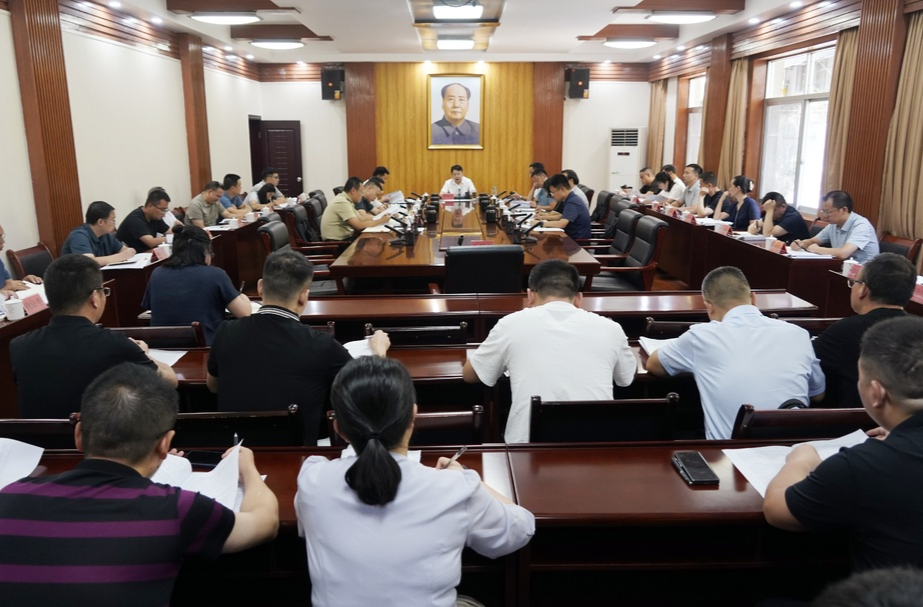 县委常委会召开会议 梁志平主持