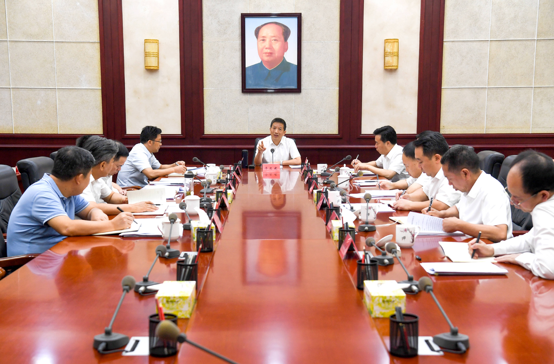 许忠建主持召开十大产业链建设专题调度会