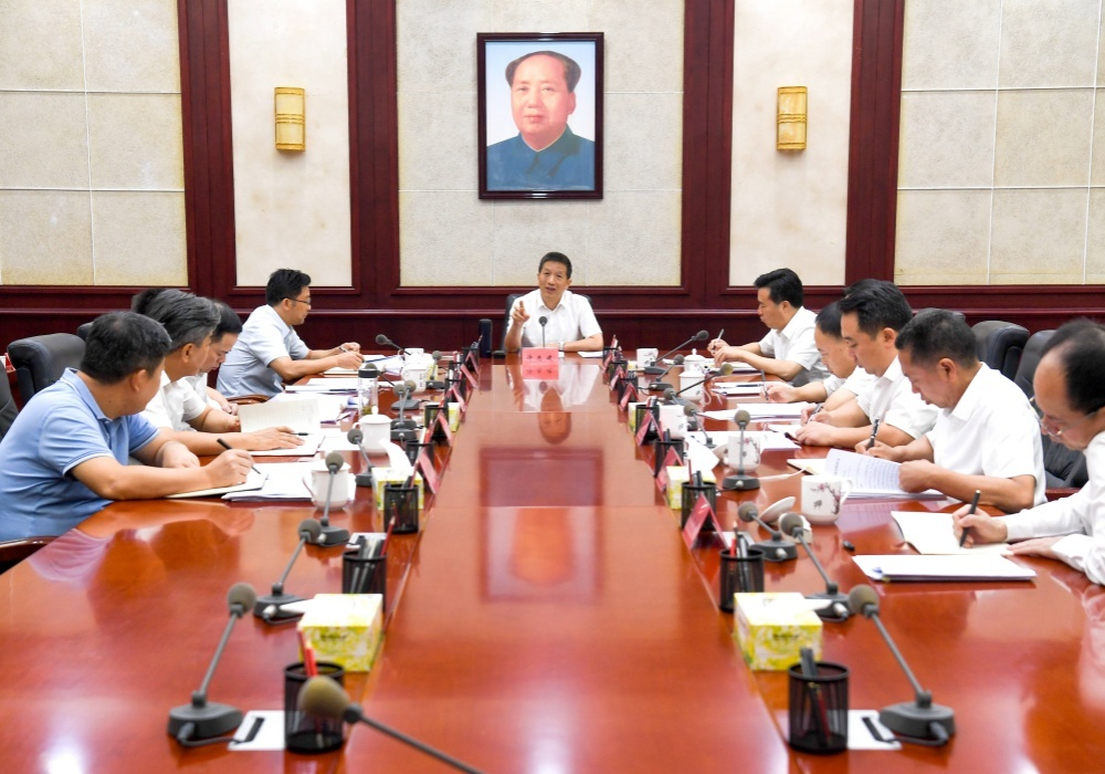 许忠建主持召开十大产业链建设专题调度会