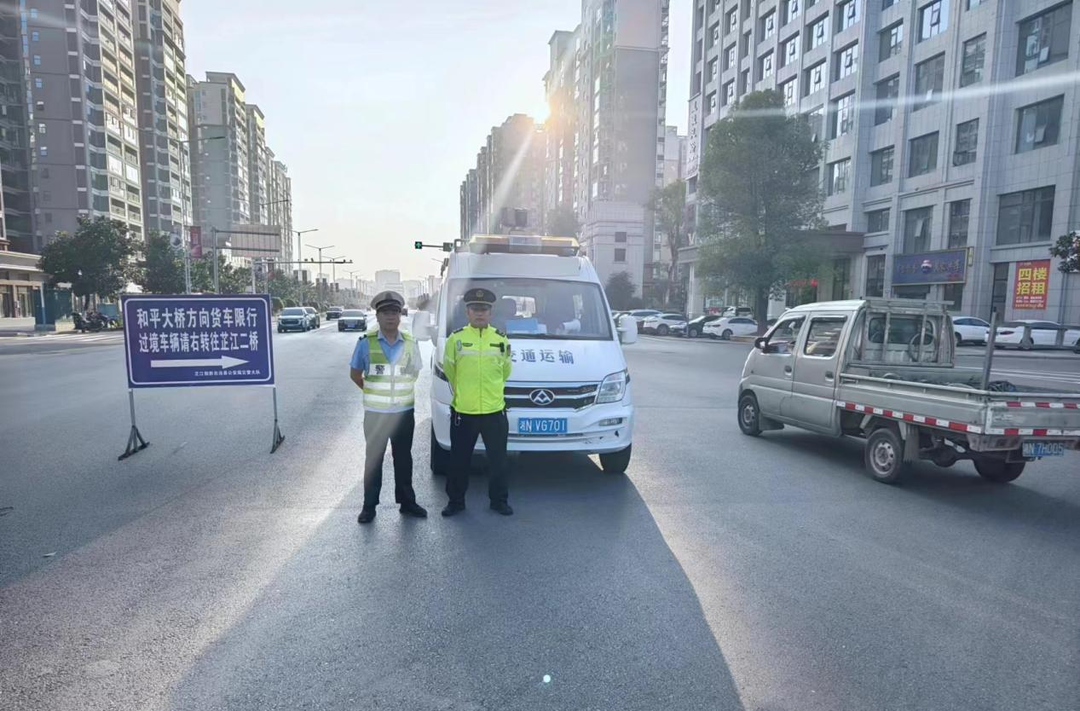 芷江交通执法大队全力做好分流保通工作