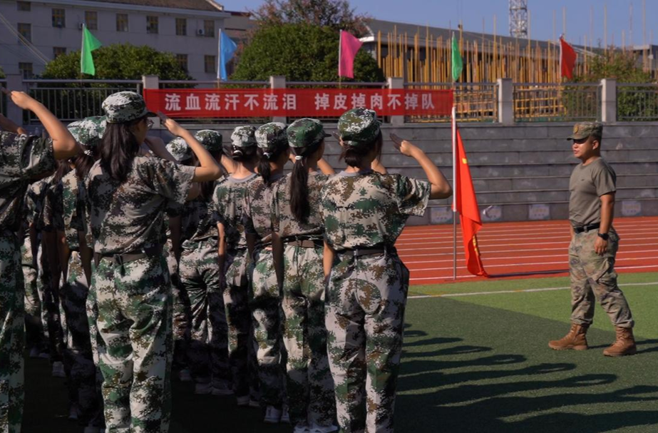 骄阳似火 淬炼青春 芷江一中开展新生军训