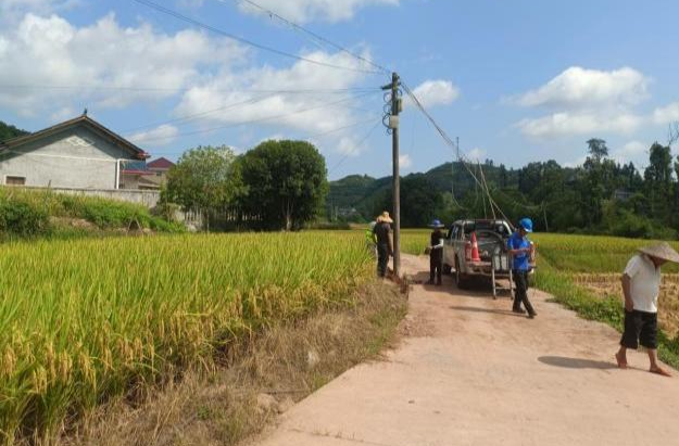 “电杆正了，路灯亮了，路面硬了”  ——芷江财政局驻晓坪乡岩背村乡村振兴队在行动