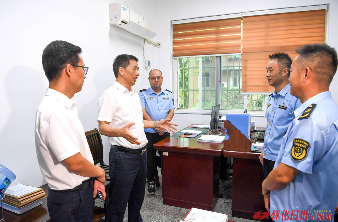 许忠建在市市场监管局和市住建局走访调研时强调：优服务强监管促发展惠民生