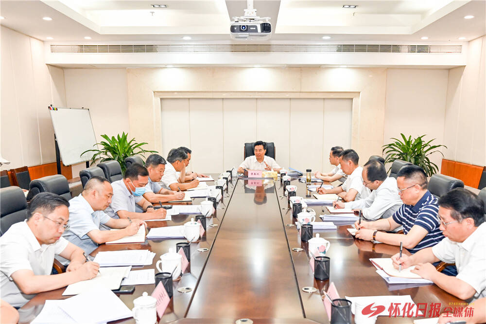 ​黎春秋主持召开市政府工作碰头会