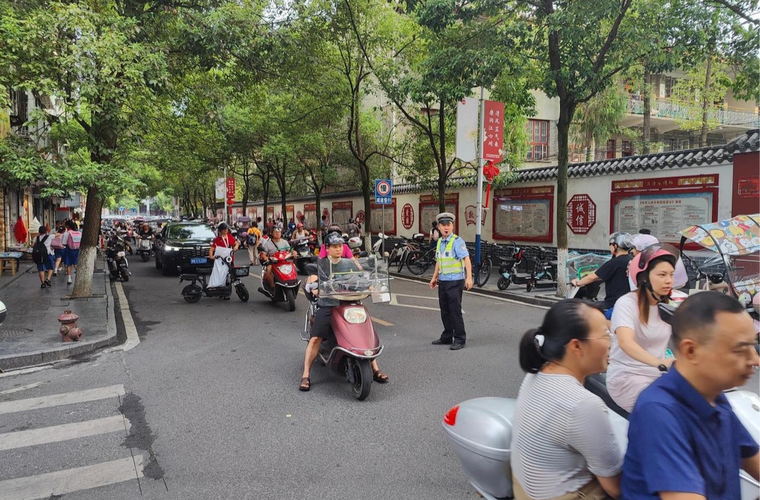 芷江交警：站好“护学岗” 护航“开学季”